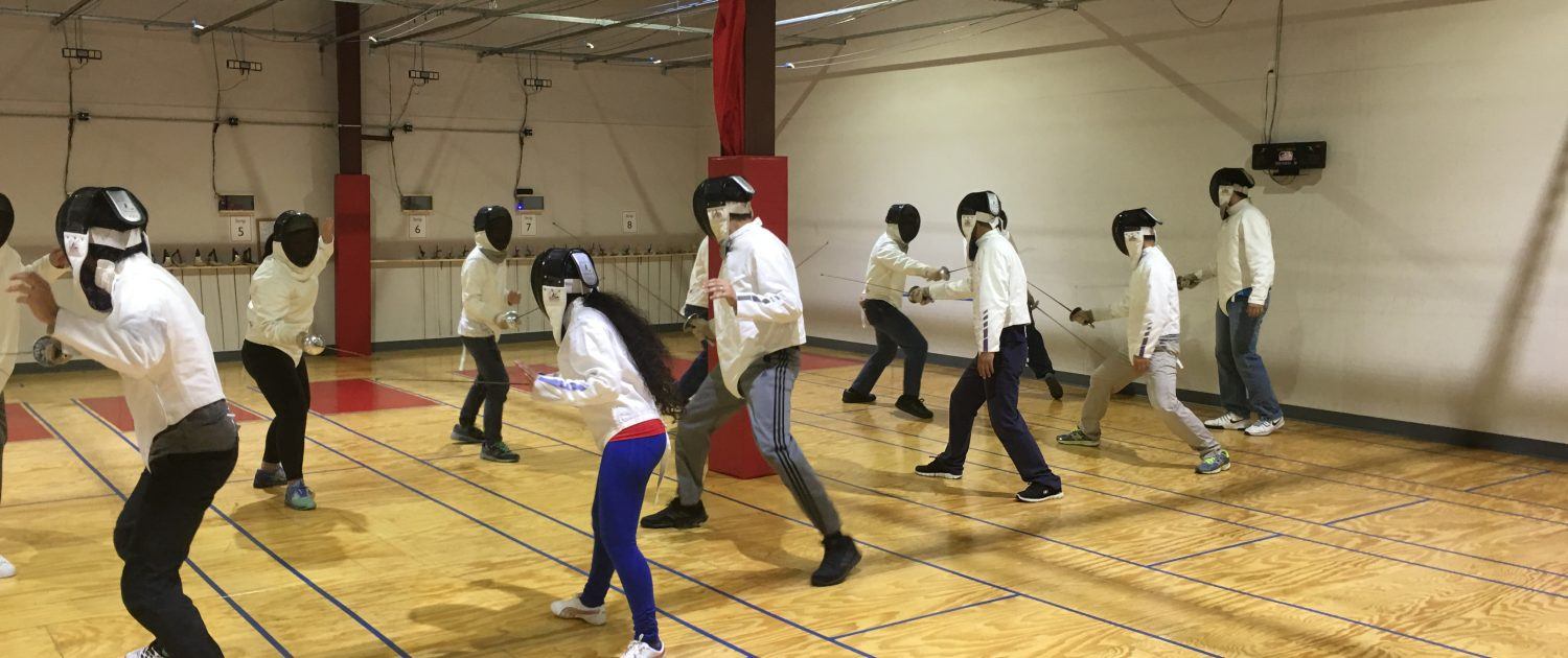 Beginners learn fencing in the free beginner fencing class
